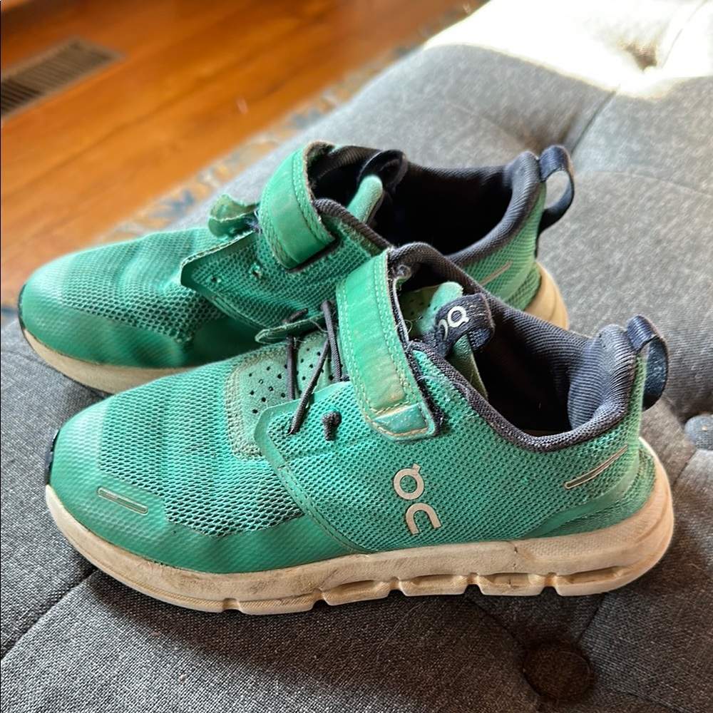 On Running Green  Sneakers with Velcro Straps